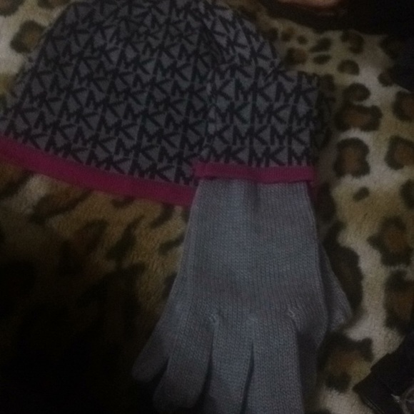 Beanie and gloves brand is mk - Picture 1 of 1